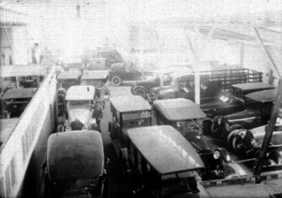 Automóviles y camiones de carga en los patios de un taller mecánico