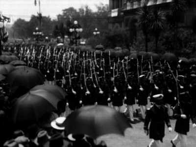 Marinos desfilan por calles de la Ciudad, durante las fiestas del Centenario