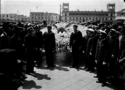 Marinos argentinos en el zócalo durante homenaje a los Héroes de la Independencia