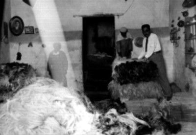 Hombres en el interior de una casa habitación incendiada