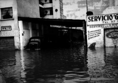 Automóviles en el interior de un taller inundado