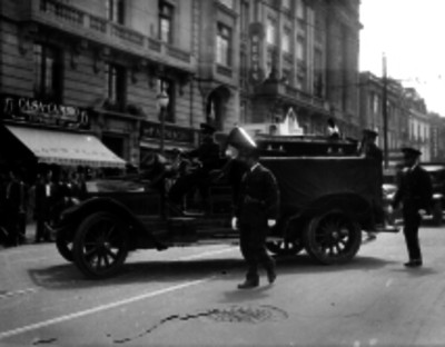 Carro de bomberos llevando un feretro