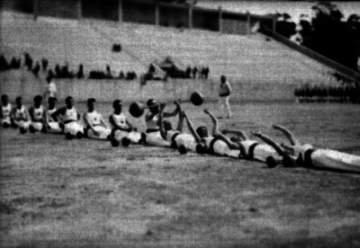 Bomberos realizando una tabla gimnástica durante un festival deportivo en el Estadio Nacional