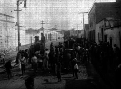 Bomberos con bombas de vapor en una calle