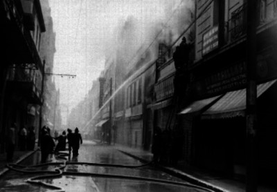 Bomberos sofocan fuego en un hotel