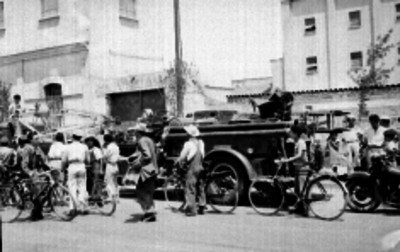 Gente observa a bomberos durante un incendio