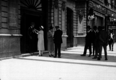 Mujeres pidiendo donativos en una calle