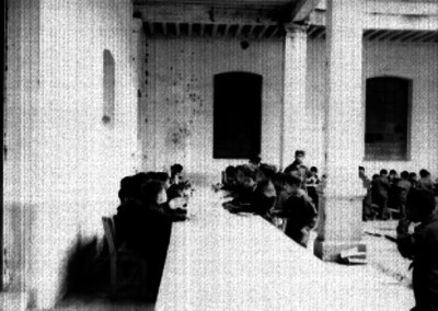 Niños en el comedor de un asilo