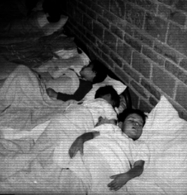 Niños durmiendo en el dormitorio de un orfelinato