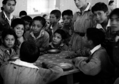 Niños comiendo en un hospicio