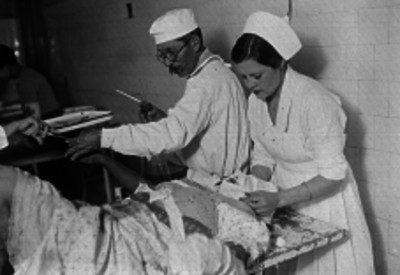 Médicos y enfermeras atendiendo a un herido