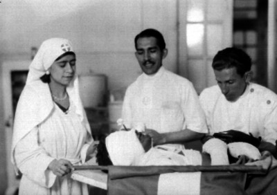Médicos y enfermeras atendiendo a un herido
