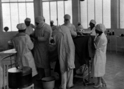 Médicos y enfermeras realizando una operación