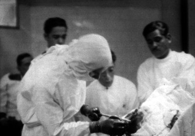 Médicos realizando una operación
