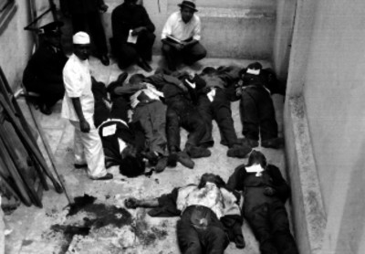 Miembros del ministerio público observando siete cadáveres durante una investigación