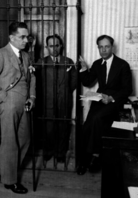 Miembros del ministerio público tomando declaración a un detenido