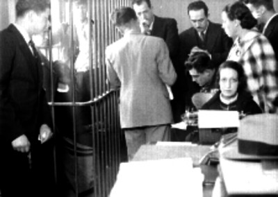 Agentes del Ministerio Público ante la declaración de una mujer detenida