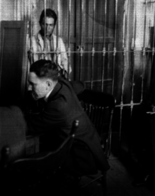 Detenido observando a un abogado durante un proceso penal