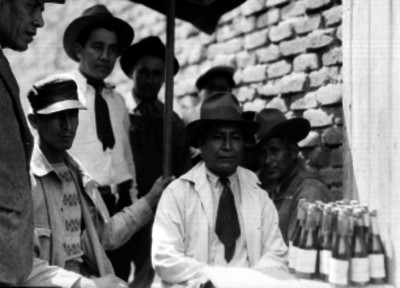 Hombres junto a un expendio de cerveza