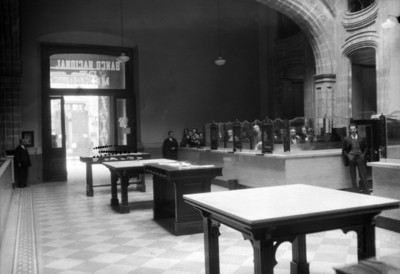 Empleados en las oficinas del Banco Nacional de México, retrato de grupo