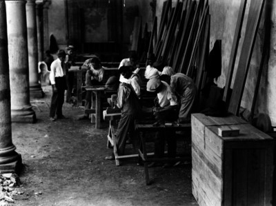 Obreros trabajan en un taller de carpintería