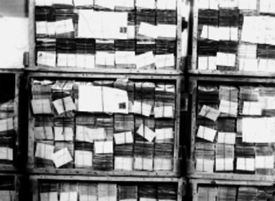 Billetes en anaqueles