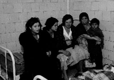 Mujeres sentadas el la cama de una habitación