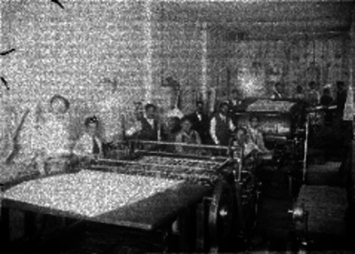 Hombres trabajando en la rotativa de un periódico