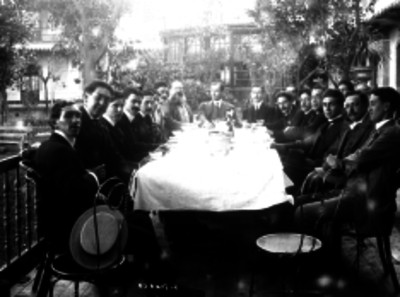 Periodistas durante una comida en el hotel Jardín, retrato