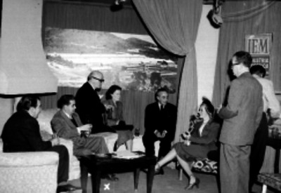 De Maria y Campos y periodistas durante un programa de radio
