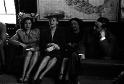 Rafael Pascacio Gamboa con mujeres vestidas elegantemente