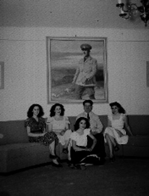 Javier Rojo Gómez acompañado por mujeres en la sala de su rancho, retrato de grupo