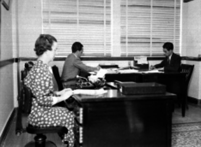 Trabajadores en el interior de una oficina periodistica