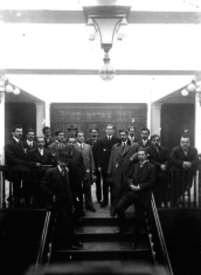 Luis G. Urbina, Wecochea, Núñez, Gómez Garte, Soriano, Salazar y otros periodistas en las escaleras de un edificio