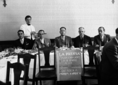 Manuel Espejel junto con un grupo de periodistas y empresarios durante un banquete