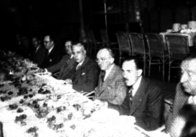 Hombres del periódico La Prensa durante un banquete