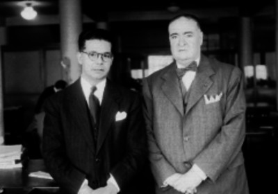 Alejandro Quijano junto con otro hombre en oficinas del periódico Novedades, retrato