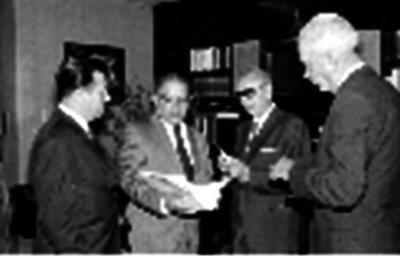 Rómulo O'Farril en compañía de empresarios observando carteles en un taller de Novedades