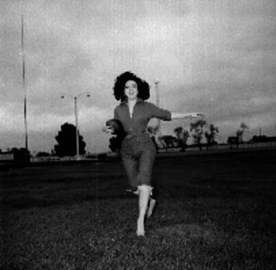 Mujer prácticando futbol americano en instalaciones deportivas