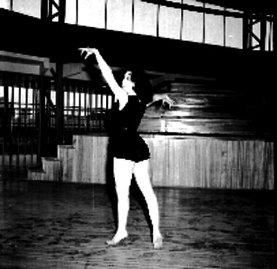 Mujer en una lección de gimnasia rítmica