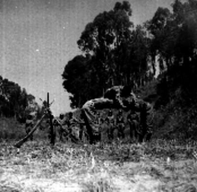 Militares saltando sobre dos compañeros en un campo de entrenamiento