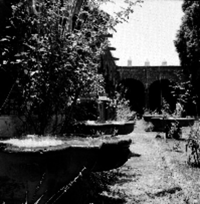 Fuentes y macetas en un jardín de la hacienda de Galindo