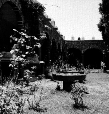 Fuentes y macetas en un jardín de la hacienda de Galindo
