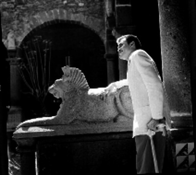 Presunto dueño de la hacienda apoyado en la escultura de un león