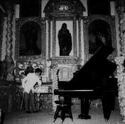 Hombre apoyado en una mesa, en la sala de música de la hacienda Galindo