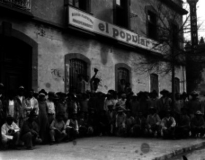 Voceadores a las afueras del periódico El Polular