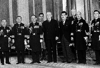 Eduardo Hay con miembros de la marina Japonesa, retrato