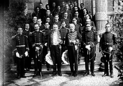 Marinos de la fragata "Sarmiento" en las escalinatas de la embajada Argentina, retrato