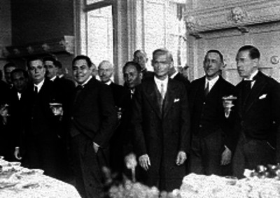 Diplomáticos durante una recepción, retrato