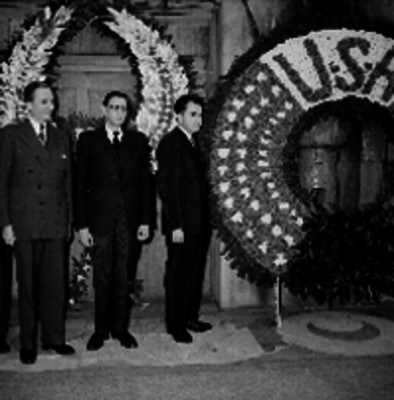 Richard Nixon y su comitiva montan guardia en el monumento a la Independencia